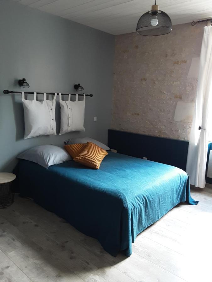 La Tourterelle Apartment Thaims Bagian luar foto