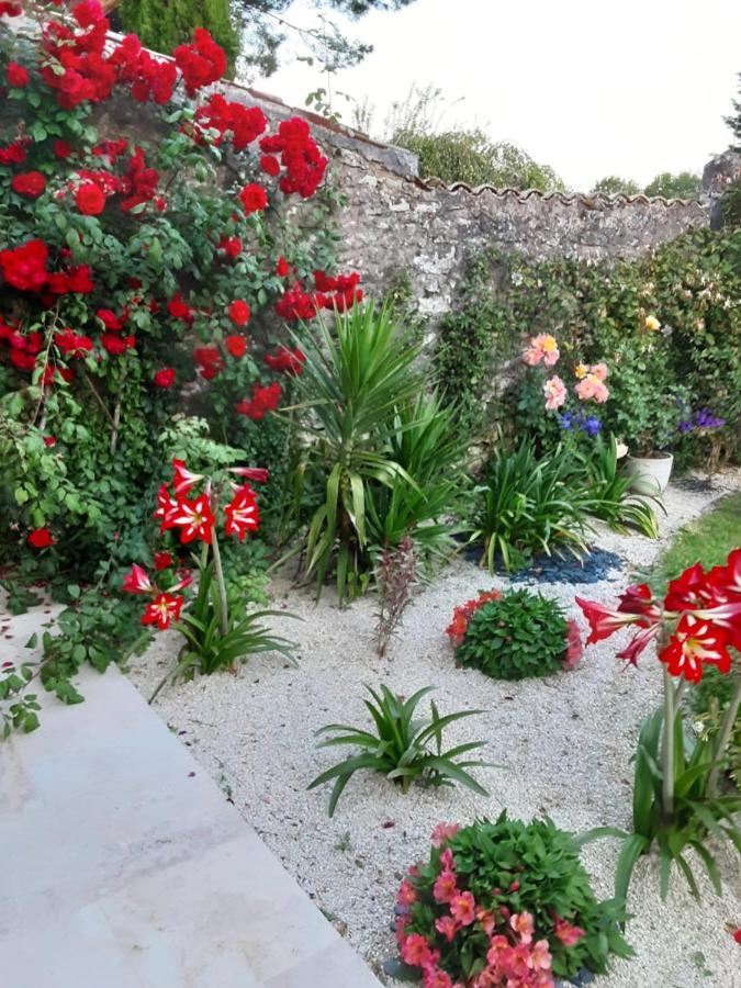 La Tourterelle Apartment Thaims Bagian luar foto