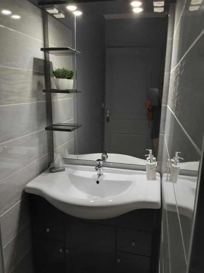 La Tourterelle Apartment Thaims Bagian luar foto